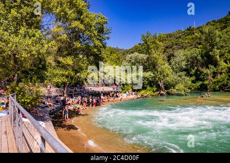 30. Juni 2019 - Narni, Umbrien, Terni, Italien - Gole del Nera, ein kleiner See, der vom Fluss Nera gebildet wird. Die offene Schleuse des Staudamms sendet einen starken Wasserstrahl aus Stockfoto