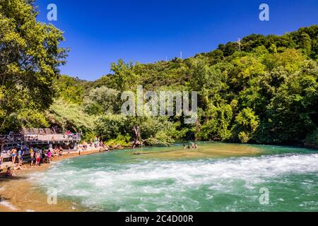 30. Juni 2019 - Narni, Umbrien, Terni, Italien - Gole del Nera, ein kleiner See, der vom Fluss Nera gebildet wird. Die offene Schleuse des Staudamms sendet einen starken Wasserstrahl aus Stockfoto