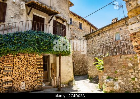 30. Juni 2019 - Stifone, Umbrien, Terni, Italien - EIN Blick auf das kleine Dorf Stifone, an der Nera. Eine Gasse zwischen den Steinhäusern. Das W Stockfoto