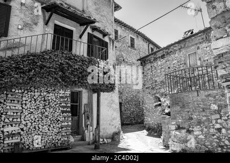 30. Juni 2019 - Stifone, Umbrien, Terni, Italien - EIN Blick auf das kleine Dorf Stifone, an der Nera. Eine Gasse zwischen den Steinhäusern. Das W Stockfoto