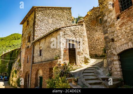 Ein Blick auf das kleine Dorf Stifone, an der Nera. Eine gepflasterte Gasse zwischen den Steinhäusern. Eine Treppe. Die Wände aus Steinen und Ziegel Stockfoto