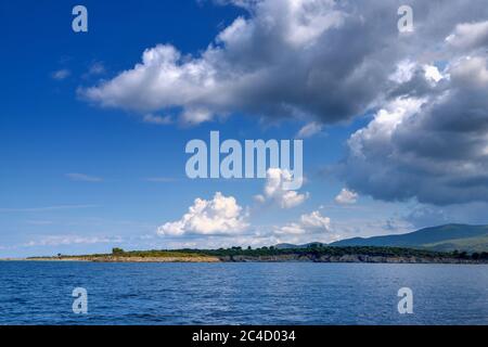 Blick vom Meer auf das Ufer. Panorama mit dem Meer und stürmischen Wolken am Himmel Stockfoto