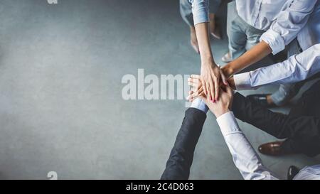 Gruppe Von Geschäftsleuten, Die Hände Im Büro Halten, Abgeschnitten, Draufsicht Stockfoto