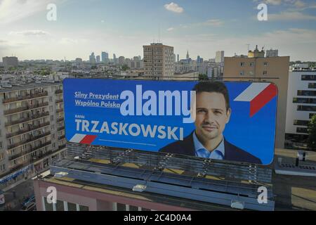 Warschau, Polen. Juni 2020. Eine Plakatwand, die die Kandidatur für Warschauer Bürgermeister Rafal Trzaskowski, einen der Kandidaten für den polnischen Ratsvorsitz, anwirbt, wird in Warschau, Polen, am 25. Juni 2020 gesehen. Polen wird am Sonntag seine Präsidentschaftswahlen abhalten. Quelle: Jaap Arriens/Xinhua/Alamy Live News Stockfoto