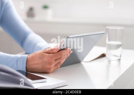 Technologien erleichtern das Leben und die Arbeit. Frau mit digitalem Tablet Stockfoto