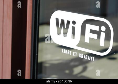 Bordeaux , Aquitanien / Frankreich - 06 20 2020 : WLAN kostenlos wi-Fi Hotspot-Zeichen in Schaufenstern Stockfoto