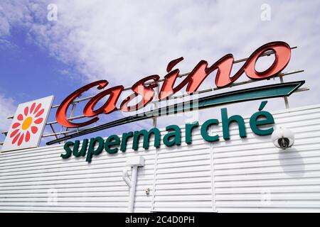 Bordeaux , Aquitaine / Frankreich - 06 20 2020 : Casino Logo Schild Laden des französischen Supermarkts Stockfoto