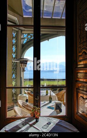 8. Januar 2015 - Thun, Bern, Schweiz - EINE Nahaufnahme des luxuriösen Restaurants im Inneren des Schlosses Schadau, mit der spektakulären Aussicht (durch das wes Stockfoto