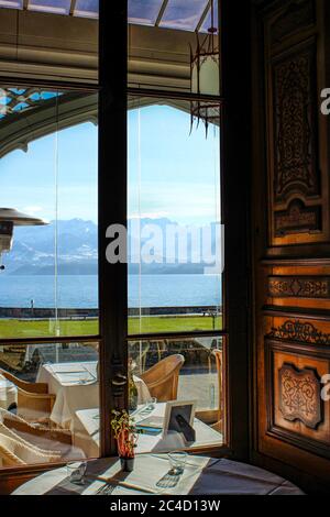 8. Januar 2015 - Thun, Bern, Schweiz - EINE Nahaufnahme des luxuriösen Restaurants im Inneren des Schlosses Schadau, mit der spektakulären Aussicht (durch das wes Stockfoto
