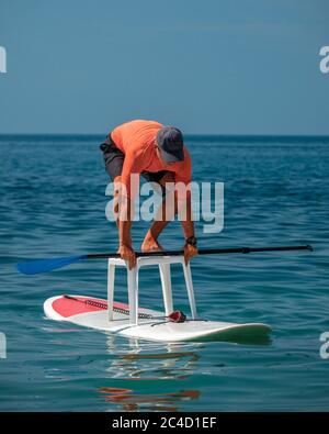 Starke Männer treiben an einem sonnigen Tag auf Fiolent auf SUP-Boards Stockfoto