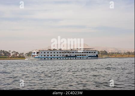 Große luxuriöse traditionelle ägyptische River Cruise Yacht segeln auf dem Nil Stockfoto