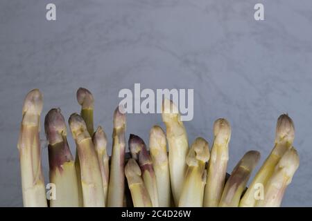 Nahaufnahme des Spargels auf weißem Hintergrund Stockfoto