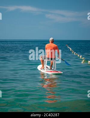 Starke Männer treiben an einem sonnigen Tag auf Fiolent auf SUP-Boards Stockfoto