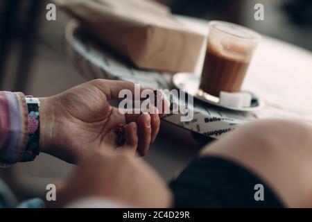 Gebackene Nuss Dipping Karamell und Sesam bereit zu essen auf der Hand. Stockfoto