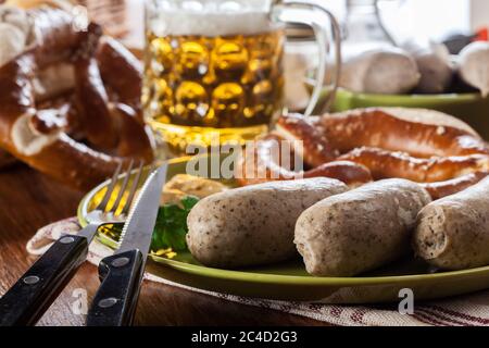 Bayerisches Frühstück mit Weißwurst, Brezel und Bier Stockfoto