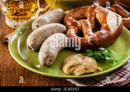 Bayerisches Frühstück mit Weißwurst, Brezel und Bier Stockfoto