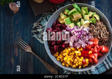 Mexikanischer Salat mit Quinoa, roten Bohnen, Avocado, Mais und Tomaten Stockfoto