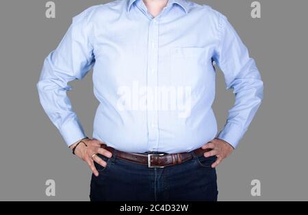 Mann mit einem großen Bauch trägt ein Hemd und Jeans, Vorderansicht Stockfoto