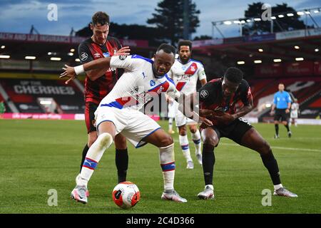 Jordan Aiew of Crystal Palace kämpft mit Jefferson Lerma (R) und Adam Smith (L) von AFC Bournemouth - AFC Bournemouth gegen Crystal Palace, Premier League, Vitality Stadium, Bournemouth, Großbritannien - 20. Juni 2020 nur für redaktionelle Verwendung - es gelten die DataCo-Einschränkungen Stockfoto