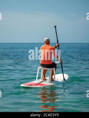 Starke Männer treiben an einem sonnigen Tag auf Fiolent auf SUP-Boards Stockfoto