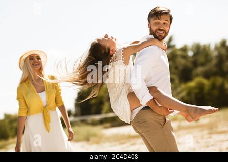 Glückliche Familie Verbringt Zeit Zusammen Wandern Im Freien Am Sommertag Stockfoto