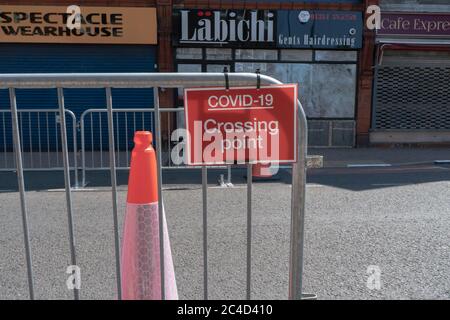 Kegel und Metallbarrieren an Ort und Stelle auf der Straße für soziale Distanzierung zu ermöglichen. Stourbridge. West Midlands. GROSSBRITANNIEN. Juni 2020 Stockfoto