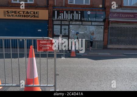 Kegel und Metallbarrieren an Ort und Stelle auf der Straße für soziale Distanzierung zu ermöglichen. Stourbridge. West Midlands. GROSSBRITANNIEN. Juni 2020 Stockfoto