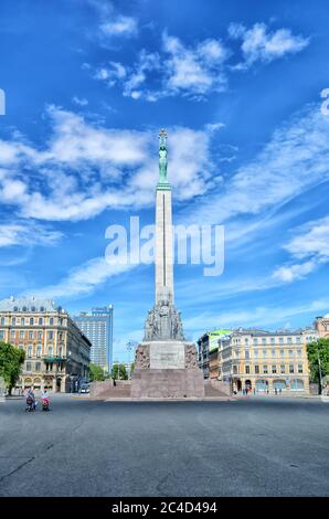 Riga, Lettland - 11. Juni 2016: Statue der lettischen Freiheit 42 m hoch. Im Zentrum von Riga gelegen. Erbaut zu Ehren der lettischen Unabhängigkeitskämpfer Stockfoto