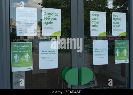 Soziale Distanzierungszeichen im Schaufenster während der Covid-19-Pandemie. Juni 2020. Kingswinford. West Midlands. GROSSBRITANNIEN Stockfoto