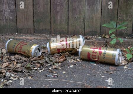 Getränkedosen und Verpackungen zum Mitnehmen in der Gasse. West Midlands. GROSSBRITANNIEN Stockfoto