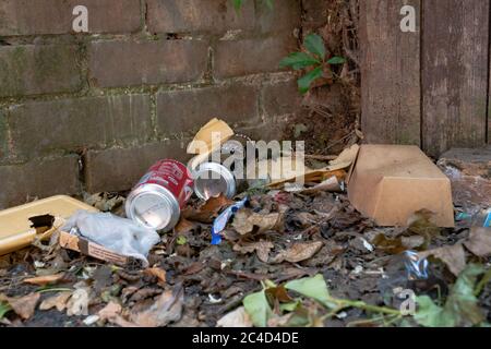 Getränkedosen und Verpackungen zum Mitnehmen in der Gasse. West Midlands. GROSSBRITANNIEN Stockfoto