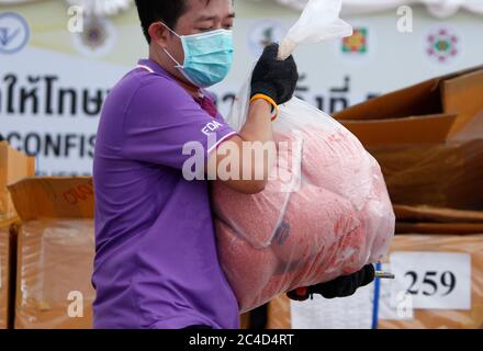 Ein thailändischer Drogenbeamter arrangiert während der 50. Zerstörung beschlagnahmter Drogen-Zeremonie anlässlich des Internationalen Tages gegen Drogenmissbrauch und illegalen Handel Säcke mit Methamphetamin-Pillen. Mehr als 25,301 kg Drogen, darunter Methamphetamin, Marihuana, Heroin und Opium, im Wert von mehr als 55,941 Millionen Baht, Wurden zerstört, als die thailändische Regierung begann ihre Anti-Drogen-Kampagne, nach Angaben des thailändischen Ministeriums für öffentliche Gesundheit. Stockfoto