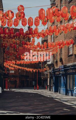 London, Großbritannien - 13. Juni 2020: Blick auf eine leere Straße in Chinatown, einem typisch belebten Viertel Londons, das für seine Restaurants und Veranstaltungen bekannt ist und Heimat einer Straße ist Stockfoto