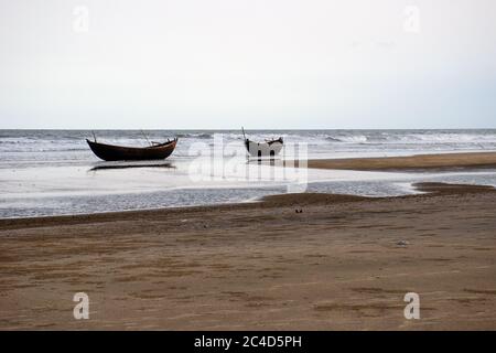 Twin Boote auf mandermoni Meer Strand abstrakte Fotografie Stockfoto