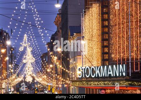 Helsinki, Finnland - 21. Dezember 2017: Stockmann. Stadt für Weihnachten geschmückt Stockfoto