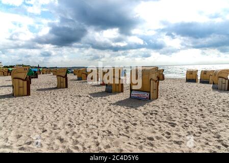 FEHMARN, DEUTSCHLAND - 05. Sep 2019: Strand auf Fehmarn in Deutschland mit vielen Liegen am Strand und der Ostsee im Hintergrund mit hell-dunkel Stockfoto