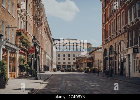 London, Großbritannien - 13. Juni 2020: Leere Straße und geschlossene Geschäfte in Covent Garden, einem typisch belebten Viertel von London, das für seine Bars, Restaurants und Cafés berühmt ist Stockfoto