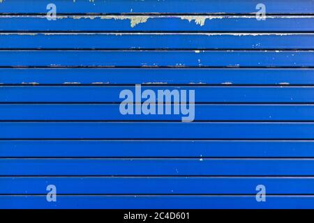 Blaue Metallverschluss-Textur. Architektonische Details, Nahaufnahme. Materialhintergrund. Die Farbe blätterte ab und wurde durch die Zeit und das schlechte Wetter ruiniert. Stockfoto