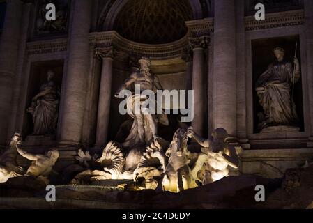 Statuen des Trevi-Brunnens bei Nacht in Rom, Italien Stockfoto