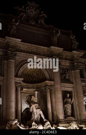 Der wunderschöne Trevi-Brunnen bei Nacht in Rom, Italien Stockfoto