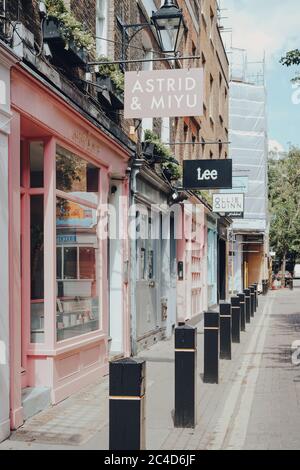 London, Großbritannien - 13. Juni 2020: Eine Reihe von pastellfarbenen, geschlossenen Geschäften und leerer Straßen in Covent Garden, einem typisch belebten Viertel Londons, das für seine Bars berühmt ist Stockfoto