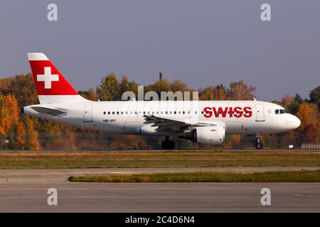 Borispol, Ukraine - 17. Oktober 2018: Swiss International Airlines Airbus A320 auf der Start- und Landebahn des internationalen Flughafens Borispol Stockfoto