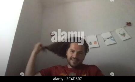 Screengrab aus PA Video von Liverpool Fan UKE Krasniqi. Stockfoto