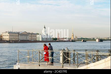 Sankt Petersburg, Russland – 16. Juni 2020: Vom kleinen Pier der Newa aus sehen die Menschen die Wahrzeichen der Stadt Stockfoto