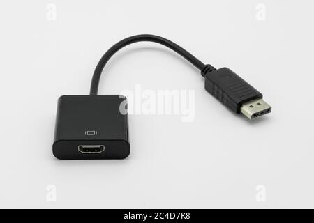 Detailansicht eines Display-Port-zu-HDMI-AV-Kabels mit den Anschlüssen und dem schwarzen Anschlussgehäuse. Stockfoto