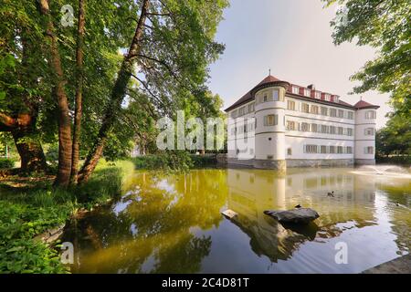 Blick auf das von Bäumen umgebene Wasserschloss in Bad Rappenau Stockfoto