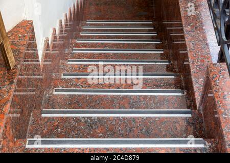 Marmortreppe mit rutschfesten Gummistreifen bis in den Keller, niemand schließen. Stockfoto