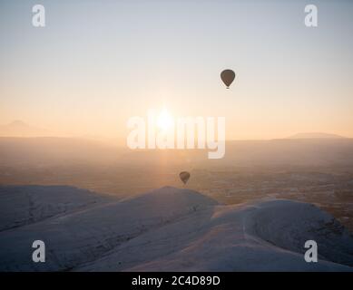 Bunte Ballons bei Sonnenaufgang in Kappadokien. Türkei. Stockfoto