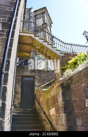 Treppen führen zu Häusern in Quay Walls, Berwick-upon-Tweed, Northumberland, Großbritannien. Stockfoto