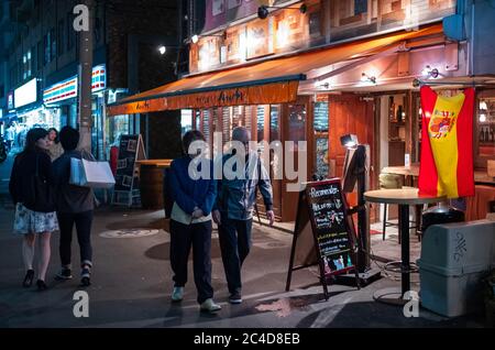 Menschen in einem kleinen Restaurant in Nakameguro Nachbarschaft, Tokio, Japan Stockfoto